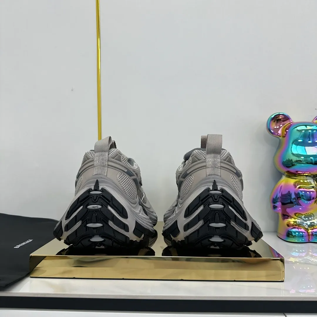 👟👟Ex-factory price 680👟👟 Balenciaga Balenciaga CARGO 6XL Sneakers Round-toe lace-up Low-cut lifestyle mesh lace-up Low-cut catwalk retro Balenciaga is always at the forefront of fashion. This model has huge size and eye-catching design. It is in line with the current "" trend. It uses an all-black color scheme to create a low-key yet gorgeous effect. The 6XL size makes it a conspicuous presence in the market. Suitable for people who pursue individuality. The products released this time once again reflect their innovation capabilities. They are made of microfiber and mesh. Its avant-garde design, exaggerated volume and reflective details give it a special silhouette. It is made of mesh material, which brings good foot feel, comfortable and breathable. The appearance still adopts the classic shape. The shoe body is fashionable and easy to wear. Item No.: 815859 W2MV2 1012 Size: 35-46